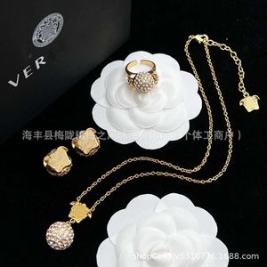 Designer Vercaces Versage Jewelry Fan Jia 2023 Nuova collana Medusa Diamond Full Diamond con bracciale in ottone emblema e orecchini per la testa umana