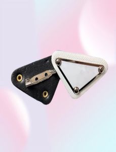 Spilla con lettera triangolare in metallo a 2 colori Spilla di alta qualità Gioielli per uomo Accessori moda donna regalo2277240