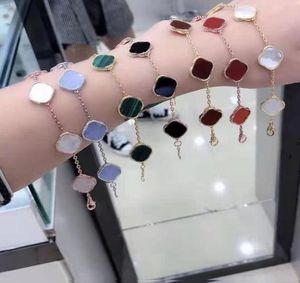 Luxury Clover Designer Fashion Charm Bracelets for Girls Women 13mm Flower Gold Silver Black White Red Green Bracelet Wedding Part6433978