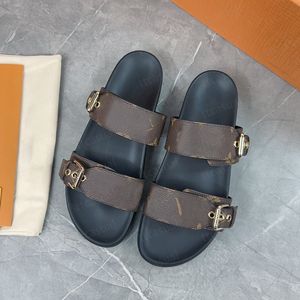 Designer kvinnor tofflor sommarsandaler mens lyxiga riktiga läderplattform sandal lägenheter mule mode gamla blomma damer strand glider skor med justerade guldspännen