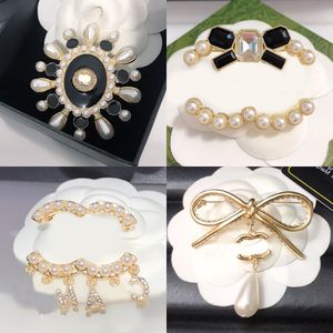 Brand Designer Brooches Pins Women Inlay Crystal Letter Sweater Cape Buckle Brooch Brooche Suit Pin Clothing Jewerlry Accessories