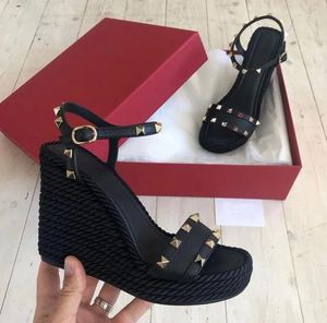 Women Wedge Sandal High Heels مزدوجة المسامير حزام محبب جلود العجل منصة أسافنة التصميم الفاخر مصحوب الصيف مفتوحة مع مربع