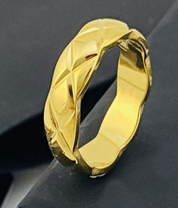 Gold Ananasring Kvinnor Rostfritt stål Fashion Par Style Zircon Valentine Days Christmas Gift for Woman Accessories Whose7181984