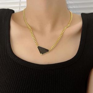 Luxurys hänge halsband mode för man kvinna inverterad triangel p brev designers märke smycken män kvinnor trendig personlighet 219a