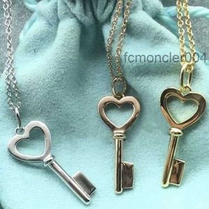 Halsband Classic S925 Love Key Necklace Hollow Heart Pendant Collar Chain Small Fashion Temperament Design Sense LCPO