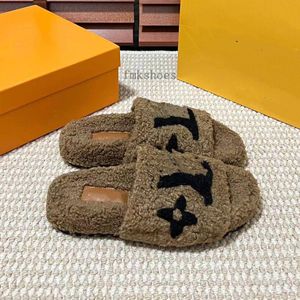 Berühmte Designer Sandalen Frauen Heimfell flauschige Sipper Winter Innenhaus Slipper rutschen schwarz -weiße pelzige Fuzzy Sliders Ladies Flat Mule Pool Sandels 06