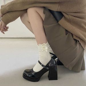 드레스 슈즈 메리 제인 하이힐 프랑스 여성의 새로운 봄/여름 라운드 발가락 JK 작은 가죽 래커 두께
