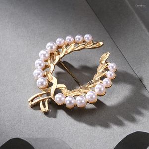 Brosches Medieval Vintage French Elegance Pearl Ear for Women Fashion Temperament Dress Pins Simple Corsage smycken Tillbehör