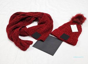 Lüks Kış Adam Beanie Eşarp Serin Örme Kapağı Kadın Örgü Şapka UNISEX Sıcak Şapka Klasik Kapak Black Beyaz Örme Şapka Scarf1882593