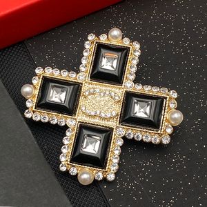 Charm Women Loves Designer Brosch Pin Brand Letter Brosches Cross Pins Gold Silver Copper Jewelry Pearl Crystal Brosch Voguish Wedding Party Dress Birthday Present