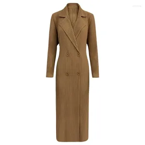 Trench femminili di trench da donna Miyake Letine lunghe a doppio petto femminile 2024 Minore a maniche lunghe a maniche lunghe Design retrò di lusso