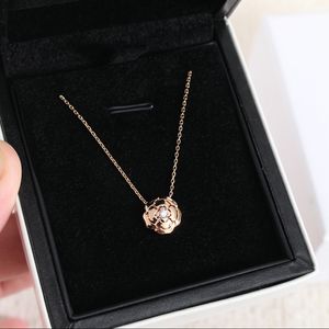 Frankreich Designer Luxus 925 Sterling Silber Schmuck Halskette Klassiker ausgehöhlter Kamelienblume Eingelegtes Swarovski Kristall Anhänger Roségold Frauen Charme Halsketten