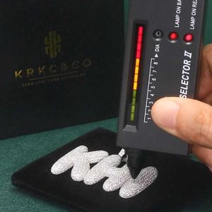 KRKC Hip Hop Diamond Silver VVS Moissanite Karat Halsbandsmycken 18K Men Cross Memory Letter Name Custom Moissanite Pendant3094