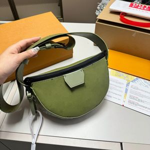 Moon Bag Men Krussant Bag Tasarımcı Çanta Kabartmalı Omuz Çantası İnsan Moda Yarım Ay Çantası Lüks Crossbody Cüzdan Kış Sınırı Kara Şövalye Çantaları Hızlı Gemi