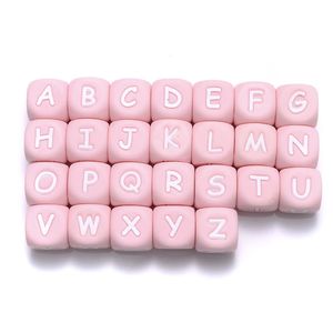 50pcs 12mmピンクの英語の賭け文字ビーズフードグレードのシリコンレタービーズのための歯ごたえチューおもちゃシャワーギフト231225