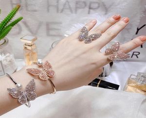 Luksusowe projektantki biżuterii Pierścienie z błyszczącym cyrkoniowym ustawieniem mody motyla złota biżuteria Ne1053269r6032016