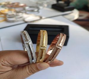 Women039s Bangle Armband Designer Gold Armband för kvinnor Full borrdesigner smycken Femme Silver Set Diamond Par Jewl8370121