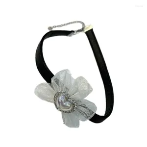 Choker White Heart Blossom Necklace Oregelbunden blommorformad CLAVICLE Kedjor Tillbehör