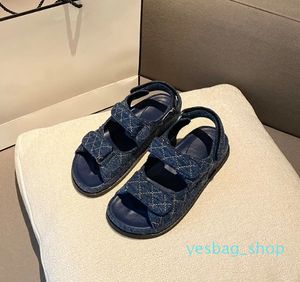 Sandali blu di alta qualità per donne Summer Cool and Sweet in stile Sandalo Design classico Denim Scarpe Flat Girl Flat