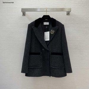 Damskie kurtki designerskie kurtki aksamitne frędzlone wełniane wełniane podwójne płaszcz lapowy Blazer Wedding Dinner Ubrania z broszką 25 grudnia