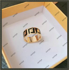 Luxurys designers ringer kvinnors guldpläterade ringsmycken f bokstäver tryckta ring mode män ringar bague die ringe kvinnor allians e1878426