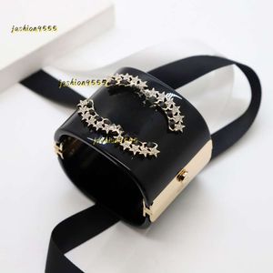 Bangle Exaggerated Atmosphere Luxury Acrylic Small Incense Double Wear Leather Rhinestone Card Buckle Type Womens Decorative Bracelet 2024 Gift Jewelry