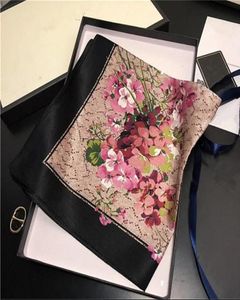 2021 Silky bekväma vackra och eleganta kvinnor vårens sommarsilksdukar 5050 cm brev kvadrat halsduk utan box6530039