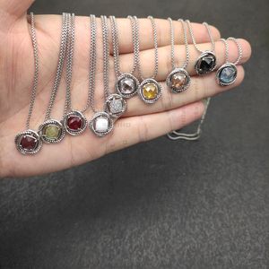 DY Populär modedesigner Square Diamond Designer Pendant Flera färger tillgängliga halsbandsgåva smycken med dammväska