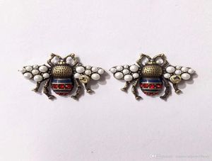 Masowa marka Pearl Stud Kolczyki Para Kolczyki pszczół Vintage High Quality Brass Jewelry 2925359