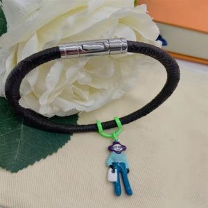 Europa America Nuovo stile Uomo Donna Donna Stampa rotonda Fiore Design Lettera incisa Hardware in metallo Hang It Bracciale in pelle mascotte260d