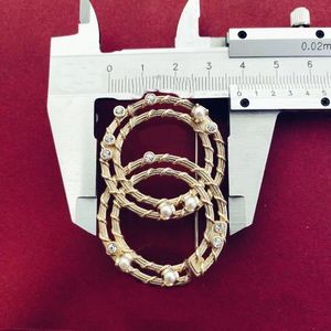 Smyckesanpassning Lyxig vintage broscher för kvinna mode brosch varumärke design bokstäver officiella reproduktioner 18k guld plat314n