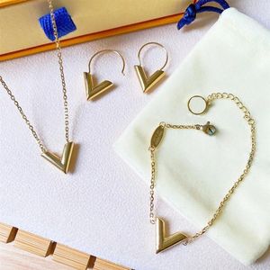 Hela Tassel Designer Letters Stud Earring Pendant Luxury Gold V Studs Charm Armband Halsband örhängen Kvinnor Män bröllop Par270h