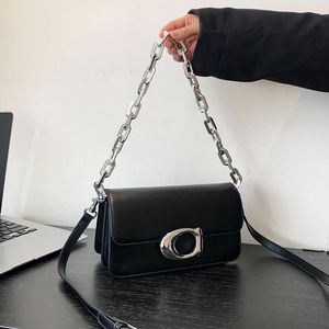 Bolsa de ombro nas axilas feminina, bolsa crossbody com aba de couro laca, bolsa mensageiro, bolsa de mão com corrente, letras da moda, fivela de hardware ajustável, alça de ombro