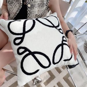 Designer Soft Cushion täcker Luxury Wool Throw Geometry Print Pillow Case Cover for Home Chair Sofa Decoration Square Classic Cudions