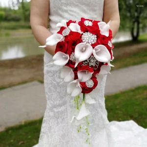 Bröllopsblommor vattenfall brud bukett röd rose blommor konstgjorda pärlor kristall verklig touch vit cala lily accessoarer