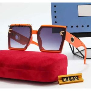 Solglasögon med boxmode med Sun Designer Fashion Metal Women Solglasögon Mirror Classic Large Frame Retro Street Beat Sunglass Travel OCU