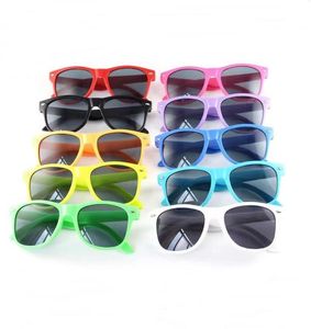 13色の子供のサングラスキッズビーチ用品UV保護アイウェアガールズボーイズサンシェードグラスファッションアクセサリー9542762