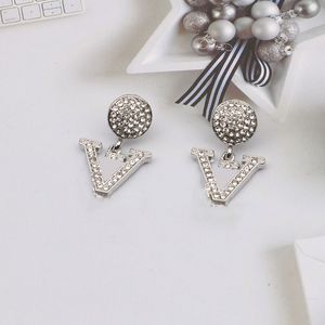 Platerade silver lyxiga varumärkesdesigners Letters Stud Geometric Famous Women Round Crystal Rhinestone Earring Wedding Perty Jewerlry Circular Diamond 8311