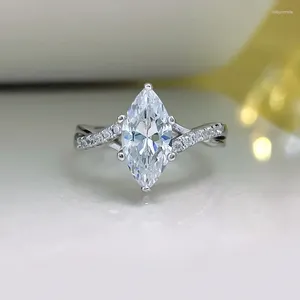 Klusterringar 3 Dagliga lyxiga kvinnors hästögonnischdesign S925 Silver High Carbon Diamond Engagement smycken