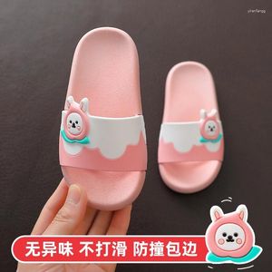 Slipare Barnens sommarstil för pojkar och flickor anti slip Small Baby Home Plastic Soft Sole Sandals 4849