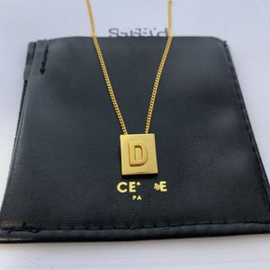 Collana di marca quadrata con lettera inglese per inviare agli amici souvenir collana da uomo e da donna, tendenza senior, collana in oro freddo, stella consigliata all'ingrosso