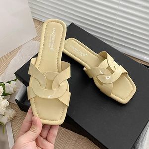 Slippare 2023 Brand Japanned Leather Slides Beach Shoes Woman Circle Chain Cut-Out Sandals Flat Heel Flipflops Ladies Comfy Home