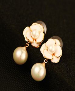 新しいトレンディな古典的なファッションデザイナーCamellia FlowerElegent Pearl Pearl Peantant Drop Stud dangle dangle chandelier earrings for woman girls7147559