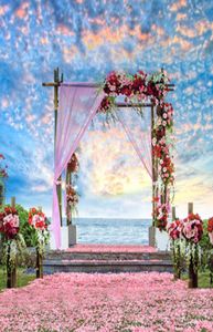 Wunderschöne Himmelswolken im Freien, malerischer Sommerstrand, Hochzeitshintergründe, Vinyl, romantische rosa Blütenblätter, Teppich, rote Rosen, Pografiestudio 3060170