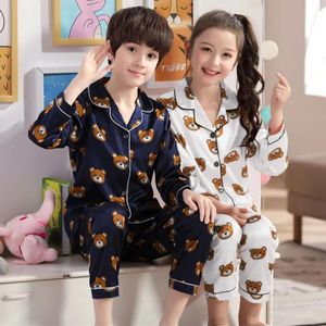 Pajamas Summer/Springtoddler Baby Boys Girls Pajamas مجموعة الكراكتون الدب طباعة ساتان الحرير مع مجموعة ملابس الأطفال سروال نوم ملابس الأطفال