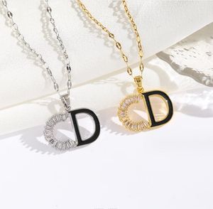 Pendanthalsbrev Letter Set Zircon Halsband för kvinnors netizens, Red Wind Drop Oil Titanium Steel Necklace, Non Fading Collar Chain