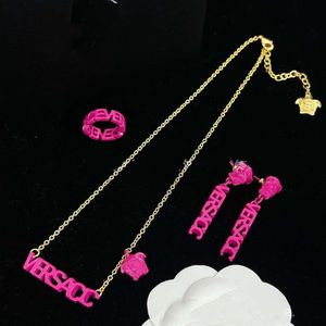 Designer Vercaces Rings For Women Versages Jewelry New Pink Medusa Necklace Embossed Brass Bracelet Beauty Head Earrings Premium Earrings Chinese 2024ss