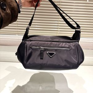 Modedesigner väska det senaste tillgängliga premiumvattentäta tyget för män och kvinnor storlek 28x16 cm nylon crossbody messenger väska