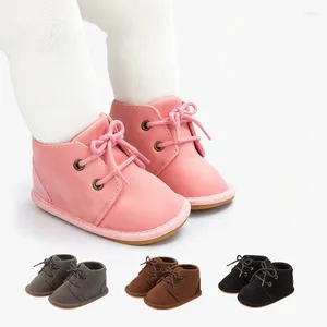 İlk yürüyüşçüler bebek ayakkabıları ile kauçuk taban anti -slip erkek kız yürürken doğan bebek yürümeye başlayan çocuk gündelik beşik ayakkabı