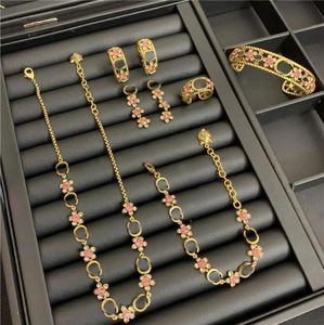 Collana di cristallo vintage Set Fiori Lettere Set di gioielli Bracciale con diamanti Donna Anelli Collana con ciondolo Orecchini a bottone Set7717792